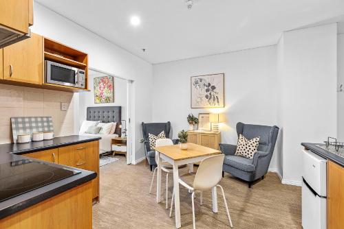 Køkken eller tekøkken på A city oasis - full apartment with balcony