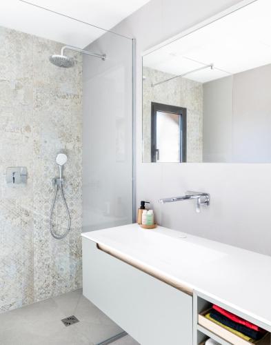 une salle de bains avec un lavabo blanc et un miroir dans l'établissement A Liccia, à Pianottoli-Caldarello
