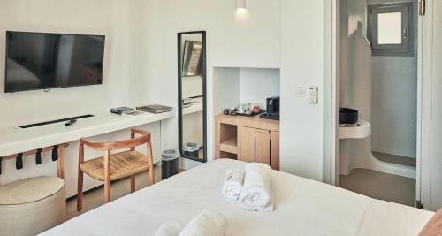 TV a/nebo společenská místnost v ubytování Collini Hotel Mykonos, WorldHotels Elite