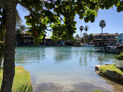 Containersblack في فلوريانوبوليس: اطلاله على نهر فيه بيوت واشجار