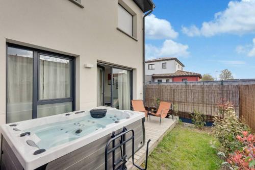 T3 Cosy avec Spa Privé – Détente aux Sept Deniers