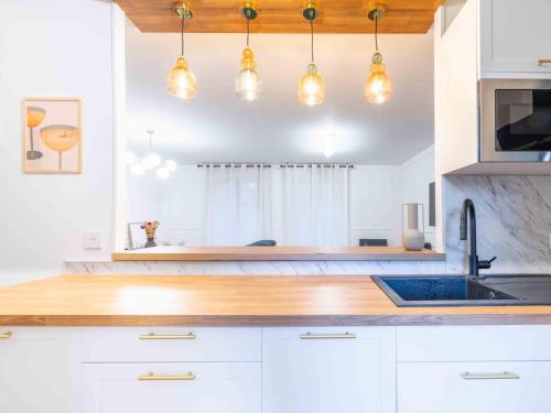 Køkken eller tekøkken på SERENITY - 3 mins from Disney, Free Parking, Self-Checking with fully equiped gym