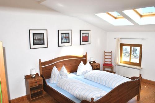ein Schlafzimmer mit einem großen Bett mit weißen Kissen in der Unterkunft Ferienwohnung Warnemünde Altstadt (RC) in Warnemünde