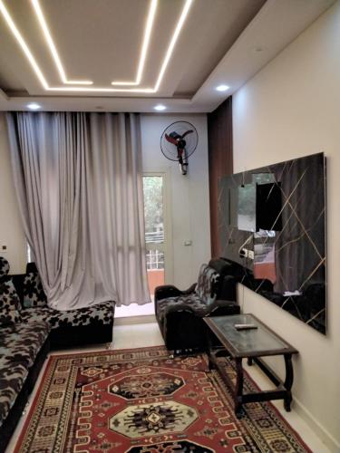 شقة غرفتين وصالة دور أرضى بحديقة خاصة بها غرفة مكيفة وأخرى تكييف صحراوى والصالة مزودة بمروحة بأميز موقع بكومباوند دجلة بالمز أكتوبر الجديدة الجيزة مصر