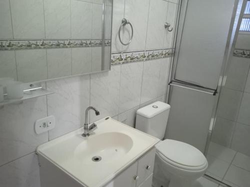 Pousada Refúgio Natural da Ilha في إلها كومبريدا: حمام أبيض مع مرحاض ومغسلة