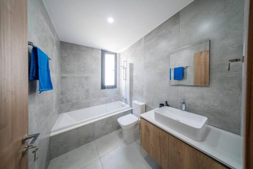 Ένα μπάνιο στο Serene Gardens 2BR w Pool & Gym