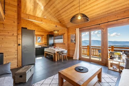 Chalet Serra Del Cadi - Vue montagne في فون-رومو-أوديللو-فيا: غرفة معيشة بها أريكة وطاولة