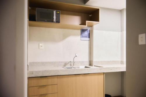 Η κουζίνα ή μικρή κουζίνα στο Apartamento Completo Quarto/ Sala/Cozinha/ Banheiro Mobiliado - WS Urban Ed. Celita Franca