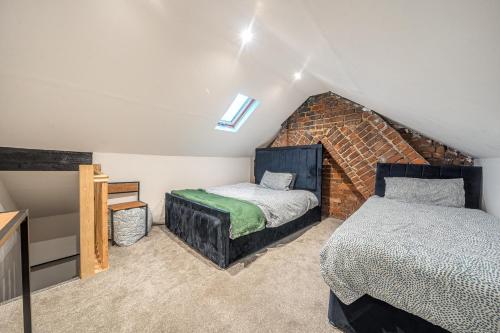 Ένα ή περισσότερα κρεβάτια σε δωμάτιο στο Central Cardiff townhouse for groups & families