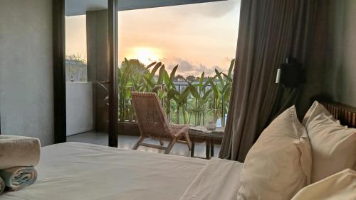 Postel nebo postele na pokoji v ubytování Hanupis Canggu Apartment Villa