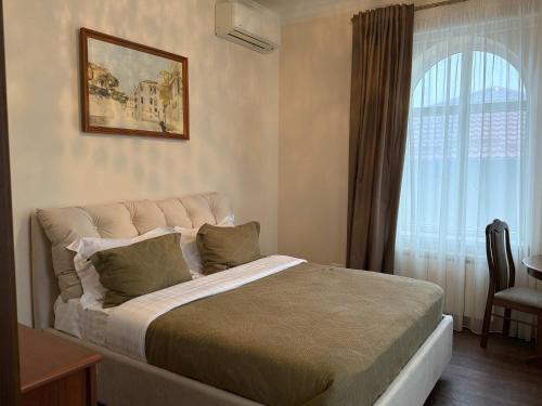 Ένα ή περισσότερα κρεβάτια σε δωμάτιο στο Balcony View on Alexandru cel Bun - Massive Living & SofaBed - AC & Bean-Coffee Bar - GrandStay