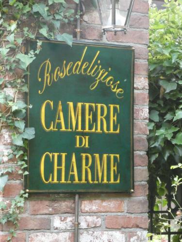 a green sign on the side of a brick wall at Rosedeliziose B&B Baldissero Canavese in Torre Canavese