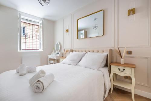 En eller flere senge i et værelse på Magnifique 3 chambres 3 SDE avec Clim et Jacuzzi