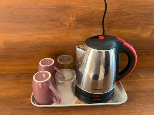 Kaffe- og tefaciliteter på The BoHomes - Peaceful Rooms with Mountain View located in Upper Tapovan