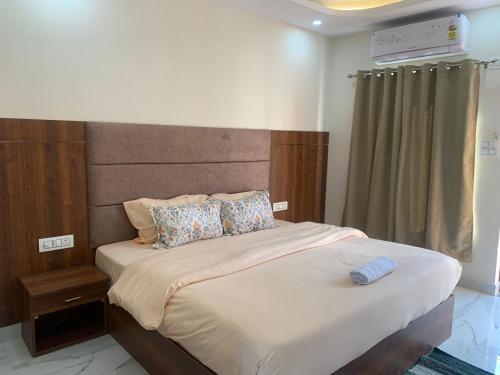 En eller flere senge i et værelse på The BoHomes - Peaceful Rooms with Mountain View located in Upper Tapovan