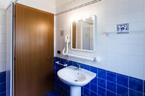 un bagno con lavandino e specchio di TIGLI Lido Altanea a Caorle