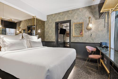 Skylark, Aluma Hotels & Resorts في أثينا: غرفة فندقية بها سرير كبير ومكتب