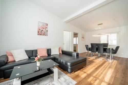 Posezení v ubytování Twin Rooms with Private Bathroom