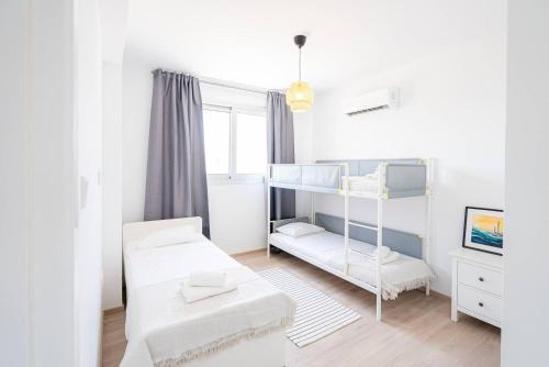 Ένα ή περισσότερα κρεβάτια σε δωμάτιο στο Hubstay Tamara Gardens 2 Bed Apt Suite with Pool