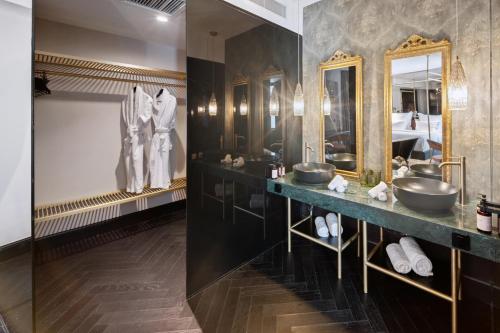 Skylark, Aluma Hotels & Resorts في أثينا: حمام به مغسلتين ومرآة كبيرة