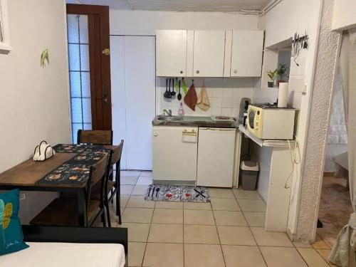 Una cocina o cocineta en Appartement confortable à Aigues-Mortes – 30 m²