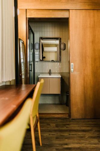 cocina con fregadero, mesa y encimera en Lewis house sweet, en San Juan