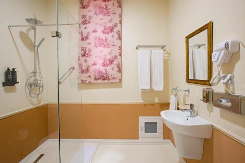 Koupelna v ubytování Majestic Hotel