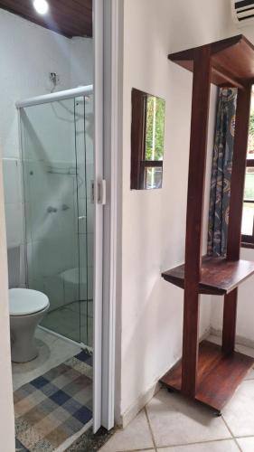 un bagno con doccia in vetro e WC di Pousada Três Irmãos a Parati