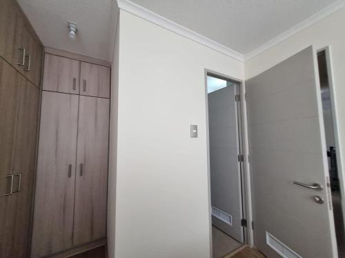 ein leerer Raum mit einem Schrank und einer Tür in der Unterkunft Departamento a pasos del Faro playa la Serena in La Serena