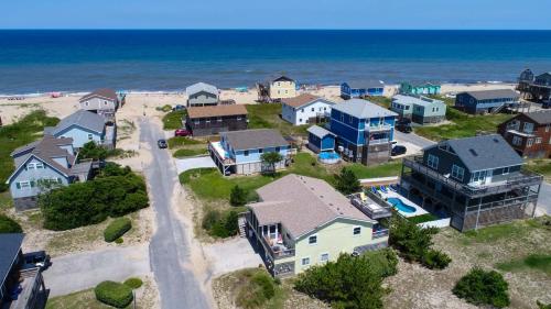 eine Luftaufnahme eines Hauses und des Strandes in der Unterkunft 7130 - C Dream in Grun Island