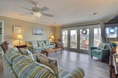 ein Wohnzimmer mit einem Sofa und Stühlen sowie einem Deckenventilator in der Unterkunft 7130 - C Dream in Grun Island