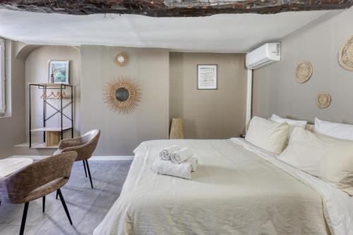 Кровать или кровати в номере Short time suites Draguignan Altitude 3