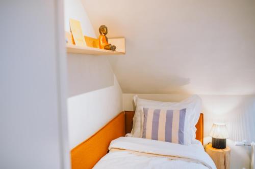 سرير أو أسرّة في غرفة في Renovated City Centre Apartment