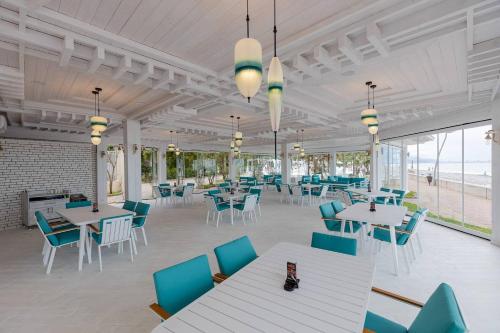 dreamland oasis 14-308 في شاكفي: مطعم بطاولات بيضاء وكراسي زرقاء