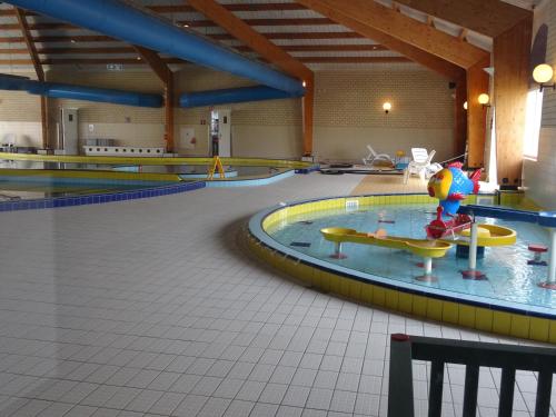 een groot binnenzwembad met een waterpark bij Kustverhuur, Park Scheldeveste, Zwin 022 in Breskens