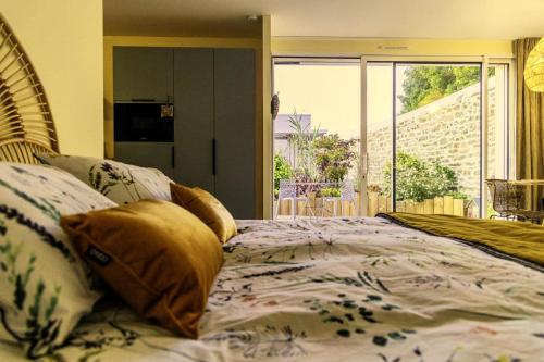 sypialnia z łóżkiem i dużym oknem w obiekcie Chambre cocon du clos w mieście Péaule