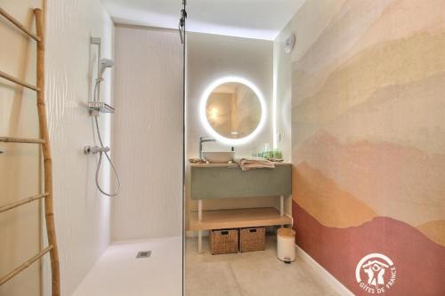 łazienka z umywalką i lustrem w obiekcie Chambre cocon du clos w mieście Péaule