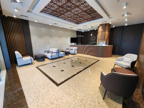 dreamland oasis 14-308 في شاكفي: لوبي وكراسي بيضاء ومكتب استقبال