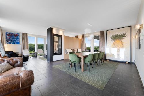 un soggiorno con tavolo e sedie di Wijndomein Joris a Slenaken