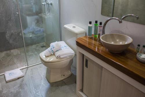 Ένα μπάνιο στο Dos Lunas Aparthotel