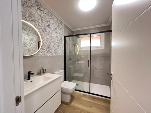 a bathroom with a toilet and a sink and a shower at Ribeira Sacra Ledicia in Chantada