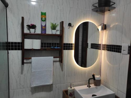 Un baño de Apartamento com churrasqueira 400 metros da praia