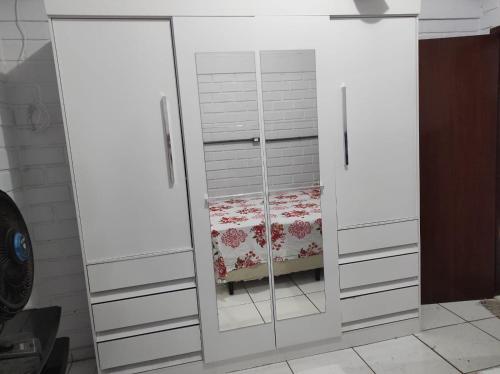 Cama o camas de una habitación en Apartamento com churrasqueira 400 metros da praia