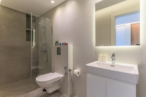 un bagno con wc, lavandino e doccia di Germac Suites a Al Kaslīk