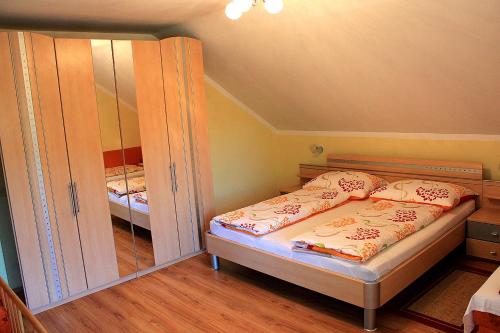 Ένα ή περισσότερα κρεβάτια σε δωμάτιο στο Ferienwohnungen Schneider