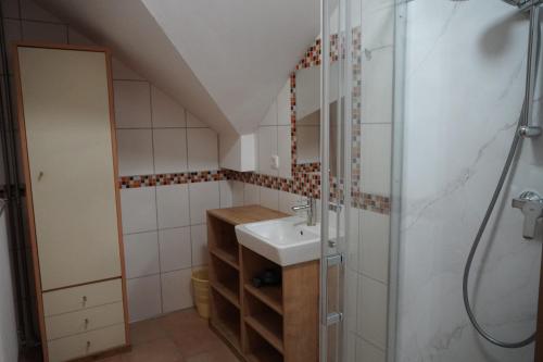 Ένα μπάνιο στο Ferienwohnungen Schneider