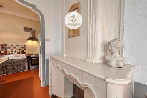 een standbeeld dat bovenop een toonbank in een kamer staat bij Studio Voltaire Arles Centre in Arles