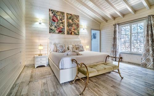 Villa la Paz by Villas Vista Gomera في أديخي: غرفة نوم بها سرير وكرسي في الغرفة