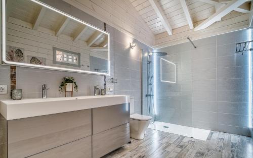 Villa la Paz by Villas Vista Gomera في أديخي: حمام مع حوض ودش