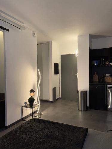 - un salon avec une table et une lampe dans l'établissement Appartement moderne & cosy - proche des plages, à Fréjus